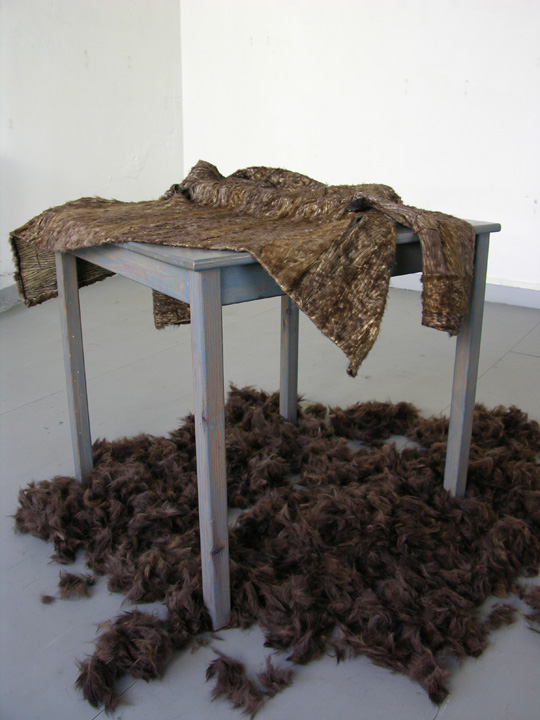Il pèle ici, manteau de fourrure, atelier Montreuil, 2007 Il pèle ici, manteau de fourrure, atelier Montreuil, 2007